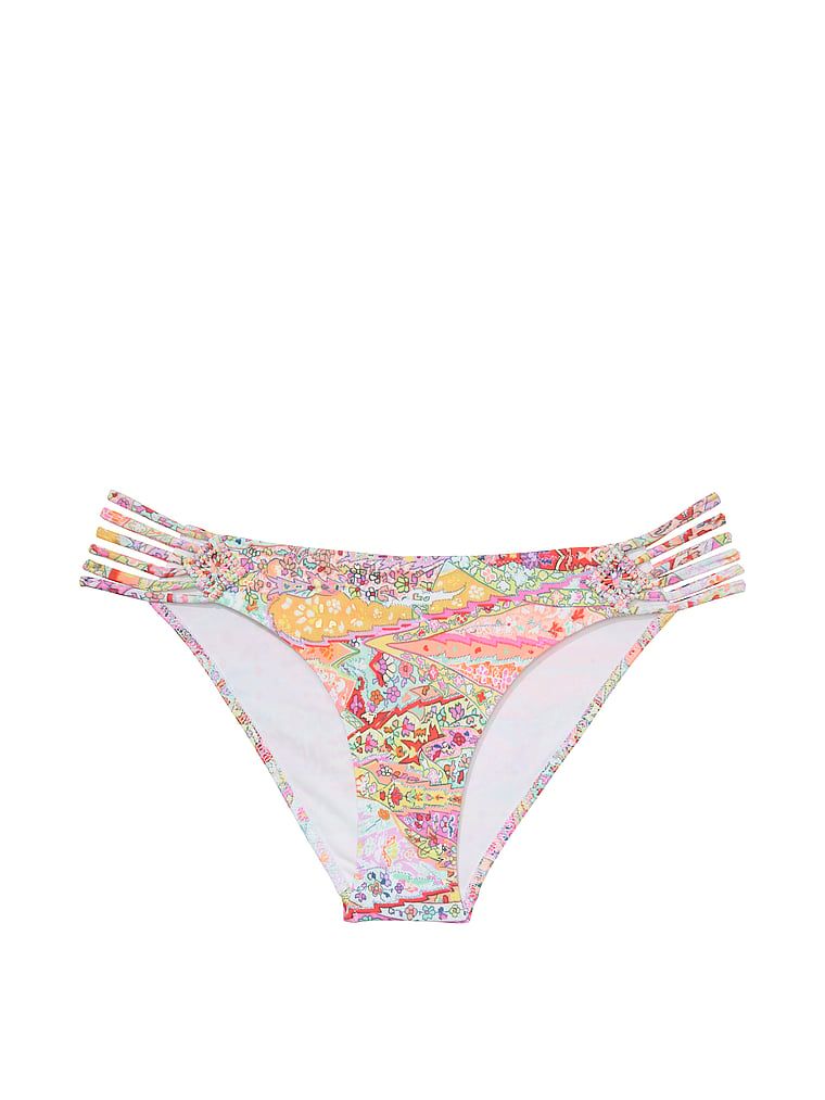 Pantaloni de bikini Arhive Plajă Macrame Cheeky. Produsul este modelat și provine din colecția Victoria's Secret Swim.