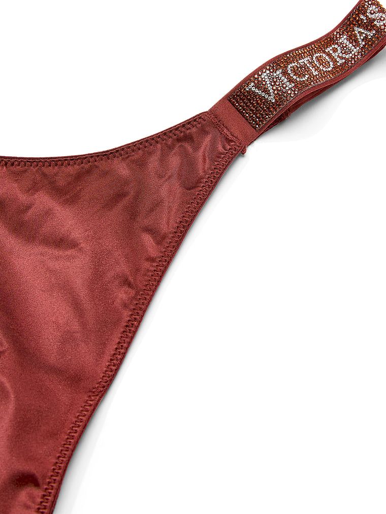 Tanga cu curele lucioase Shine Strap. Produsul este modelat și provine din colecția Very Sexy.