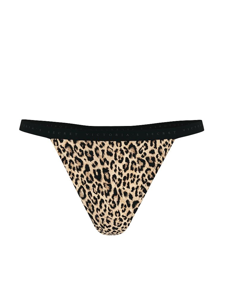 Tanga din bumbac elastic. Produsul este modelat și provine din colecția Victoria's Secret.