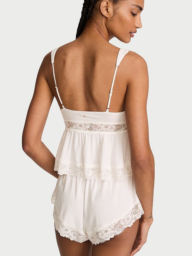 Setul modal de somn SoSoft. Produsul este alb și provine din colecția Victoria's Secret.