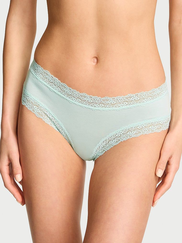 Chiloți de bumbac cu dantelă pe spatele lui Cheeky. Produsul este de culoare verde și provine din colecția Lace Trim.