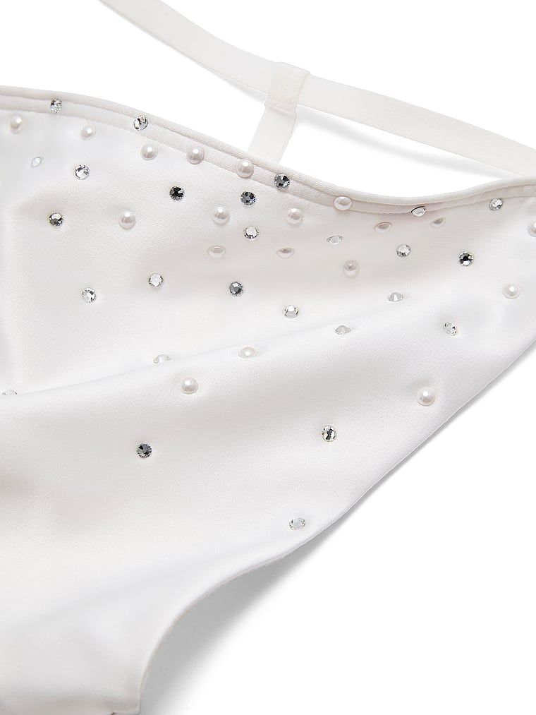 Tanga de satin cu cristale de perlă. Produsul este alb și provine din colecția Dream Angels.