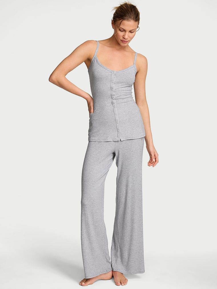 Un set făcut din modal pentru dormit - top și pantaloni SoSoft Wide-Rib. Produsul este de culoare gri și provine din colecția Victoria's Secret.