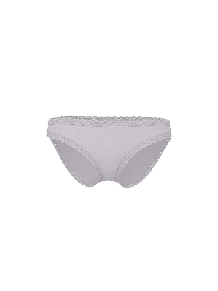 Chiloți din bumbac cu dantelă cu dantelă și baie de baie. Produsul este de culoare mov și provine din colecția Lace Trim.