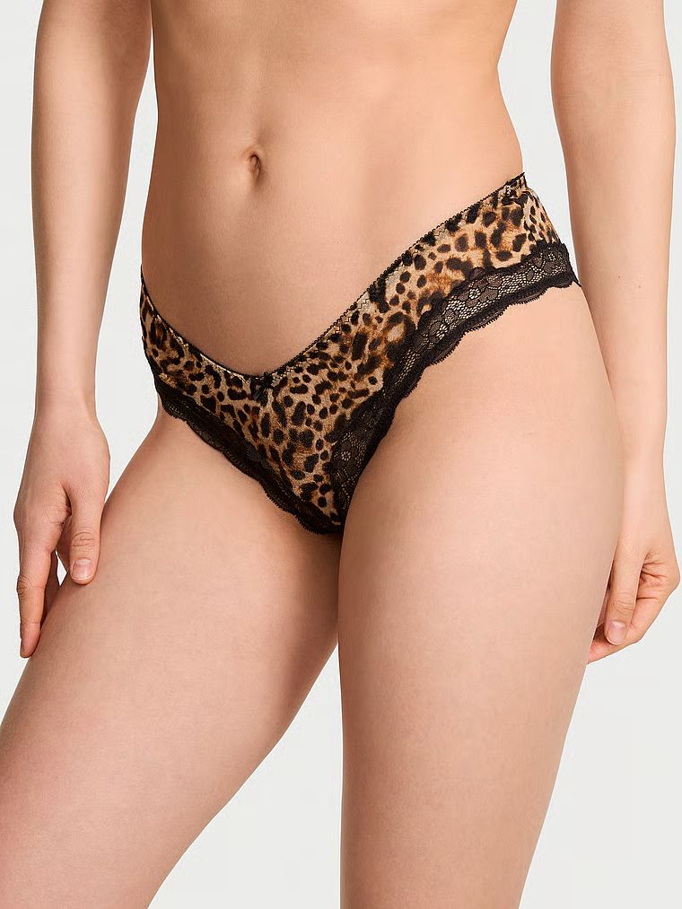 Tease Sheer Shimmer Chiloți cu decolteu înalt obraznic. Produsul este modelat și provine din colecția Victoria's Secret.