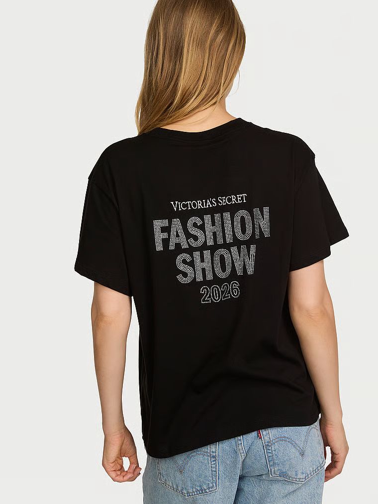 Show-ul de modă 2026 cu tricouri supradimensionate din bumbac. Produsul este negru și provine din colecția Angel Essentials.
