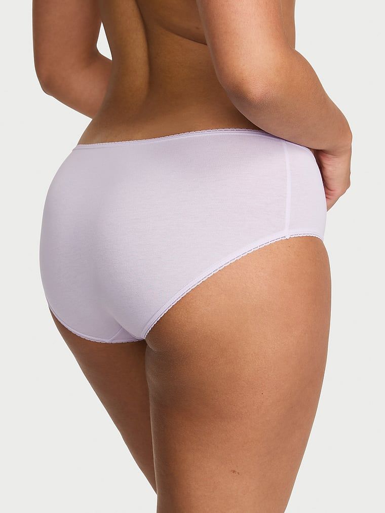 Chiloți din bumbac cu inserții Hiphugger cu margini din dantelă. Produsul este de culoare mov și provine din colecția Victoria's Secret.