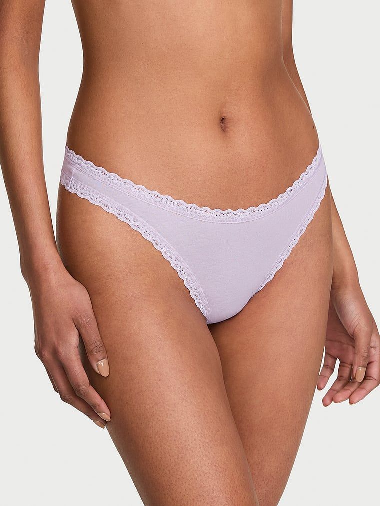 Tanga de bumbac cu dantelă pe margini: talie din dantelă. Produsul este de culoare mov și provine din colecția Lace Trim.