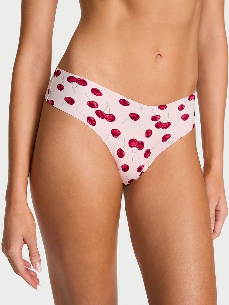 Tanga fără cusură cu bretele la spatele bretelelor No-Show Strappy. Produsul este modelat și provine din colecția No-Show.