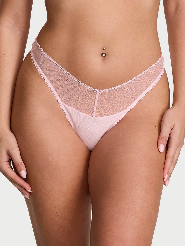 Tanga cu decolț înalt cu dantelă Pointelle. Produsul este roz și provine din colecția Victoria's Secret.