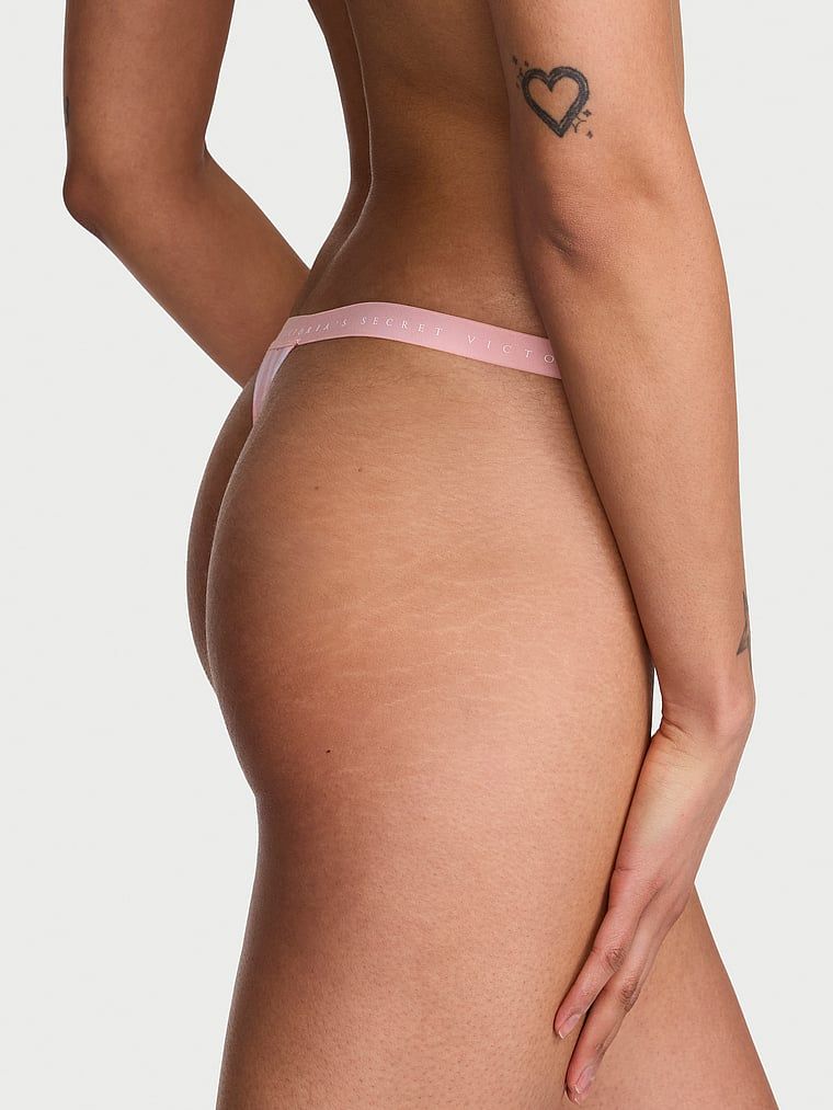 Tanga de bumbac elastic. Produsul este modelat și provine din colecția Victoria's Secret.