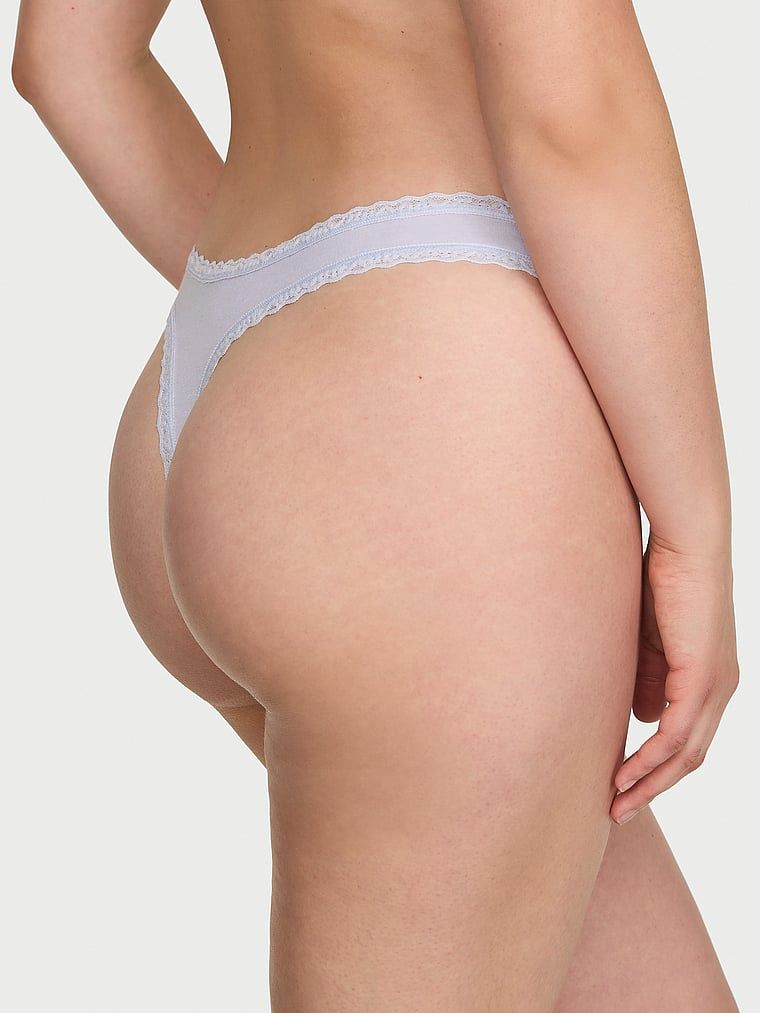 Tanga de bumbac cu dantelă pe margini: talie din dantelă. Produsul este albastru și provine din colecția Lace Trim.
