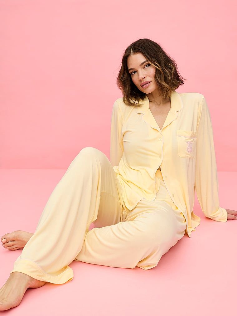 Pijamale lungi făcute din SoSoft modal. Produsul este galben și provine din colecția Victoria's Secret.