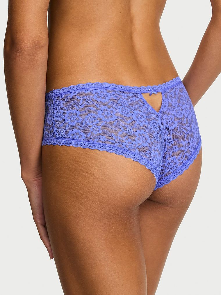 Chiloți obraznici din dantelă cu gaură de cheie. Produsul este de culoare mov și provine din colecția Lacie.