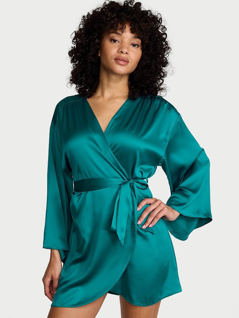 Halatul de satin scurt. Produsul este albastru și provine din colecția Victoria's Secret.