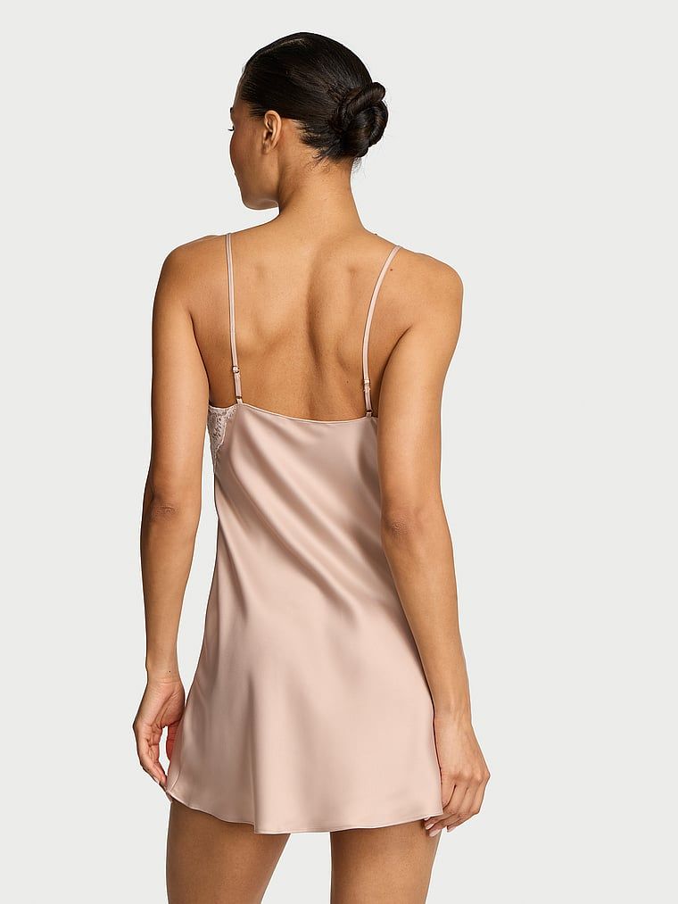 Cămașă de noapte din satin cu dantelă. Produsul este de culoare bej și provine din colecția Dream Angels.