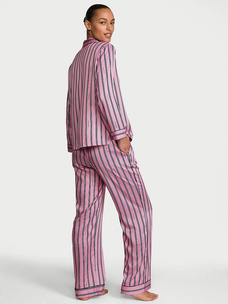 Pijamale din satin semnătură cu mâneci lungi. Produsul are o culoare cu model și provine din colecția Victoria's Secret.