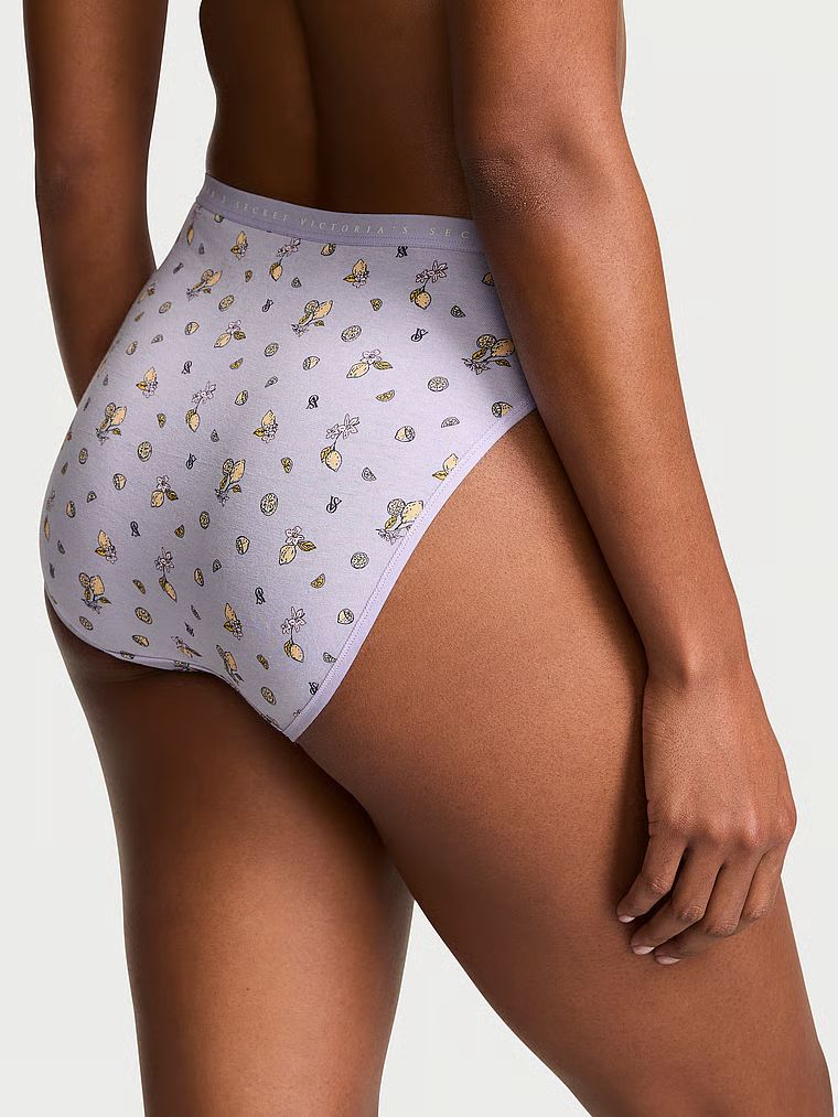 Chiloți din bumbac cu picioare înalte, pantaloni scurti cu picior înalt. Produsul este modelat și provine din colecția Victoria's Secret.