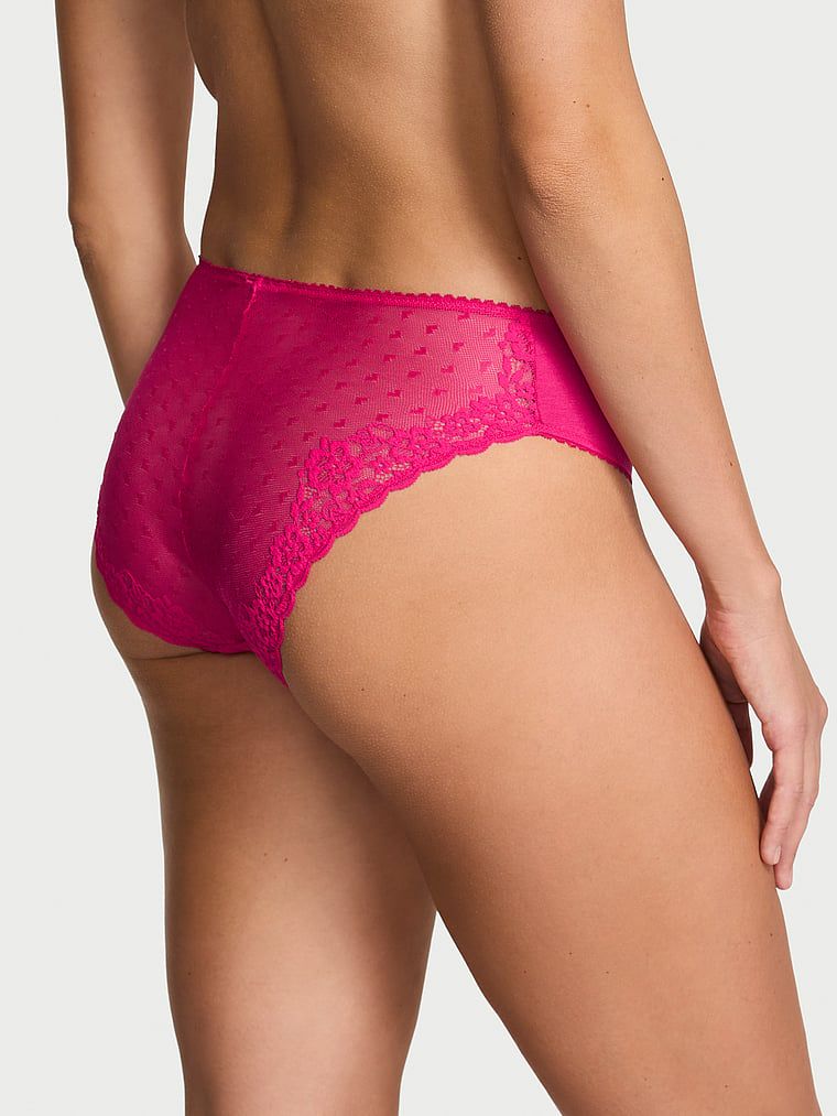 Chiloți din bumbac cu plasă pe spate, dantelă în formă de inimă. Produsul este roz și provine din colecția Victoria's Secret.