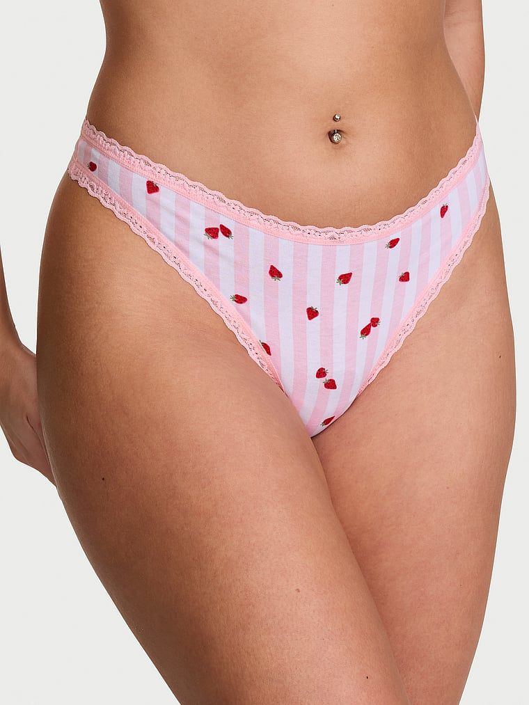 Tanga de bumbac cu dantelă pe margini: talie din dantelă. Produsul este modelat și provine din colecția Lace Trim.