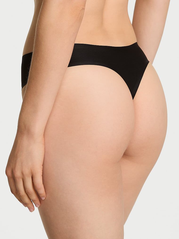 Tanga din microfibră flexibilă. Produsul este negru și provine din colecția Body by Victoria.