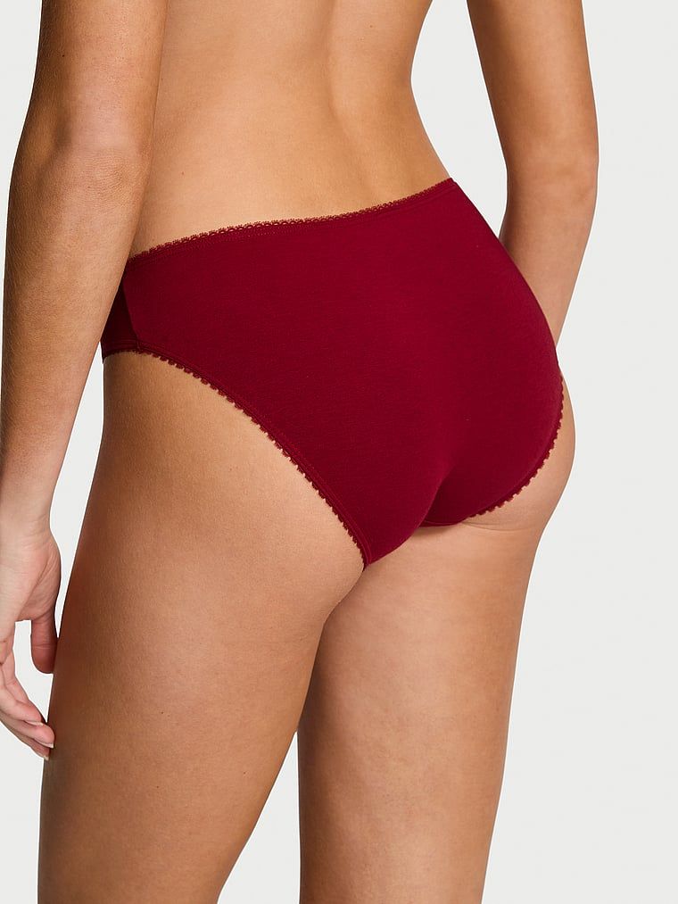 Chiloți din bumbac cu paiete Sparkle Bikini. Produsul este de culoare roșie și provine din colecția Victoria's Secret.