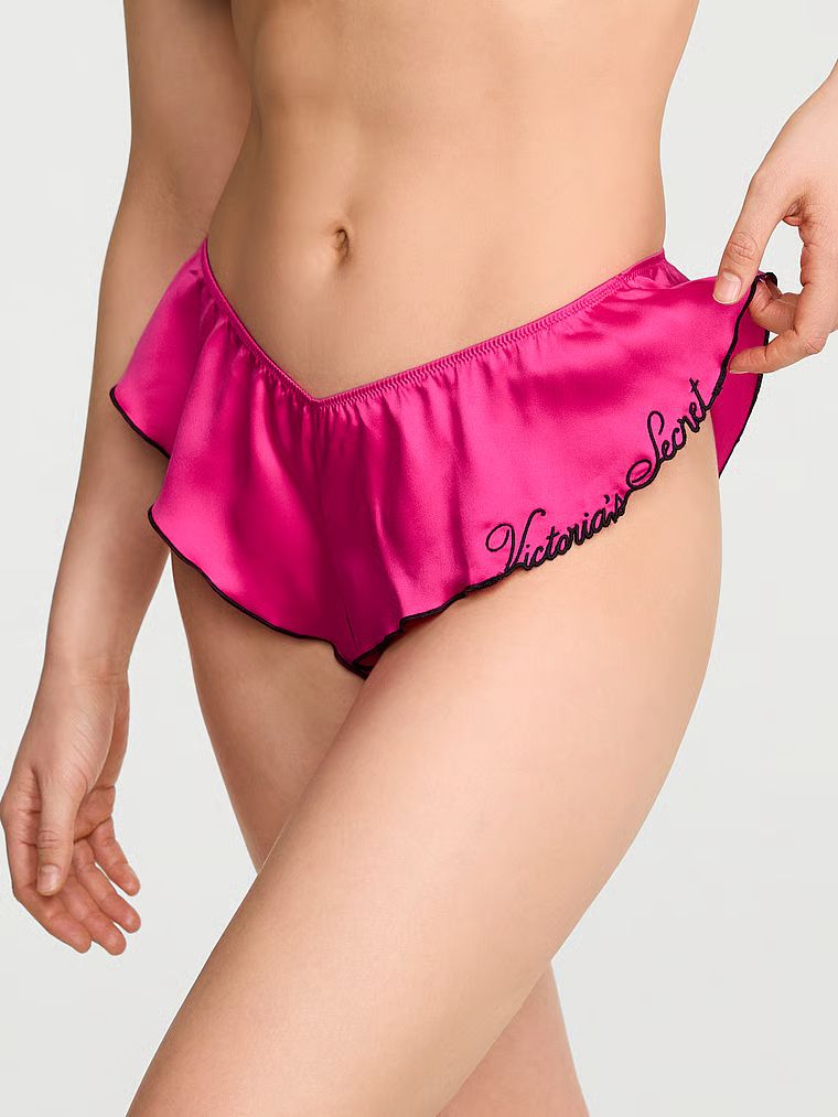 Satin Flutter Chiloți obraznici cu volane. Produsul este roz și provine din colecția Victoria's Secret.