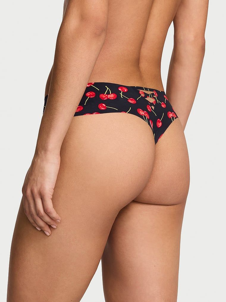 Tanga fără cusură cu bretele la spatele bretelelor No-Show Strappy. Produsul este modelat și provine din colecția No-Show.