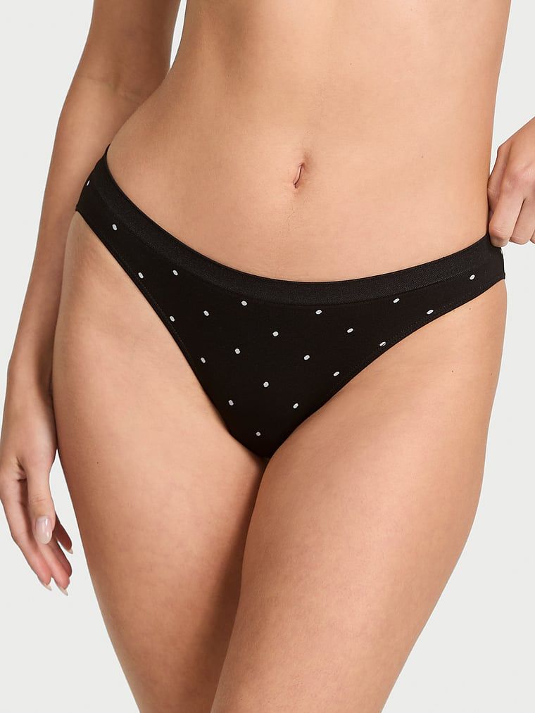 Chiloți Bikini fără cusături. Produsul este modelat și provine din colecția Seamed.