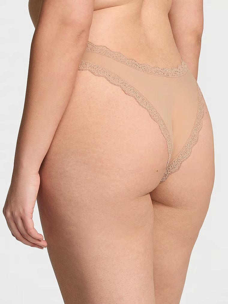 Chiloți brazilieni cu dantelă Trim brazilian. Produsul este bej și provine din colecția Dream Angels.