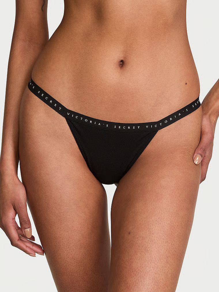 Tanga de bumbac elastic. Produsul este negru și provine din colecția Victoria's Secret.