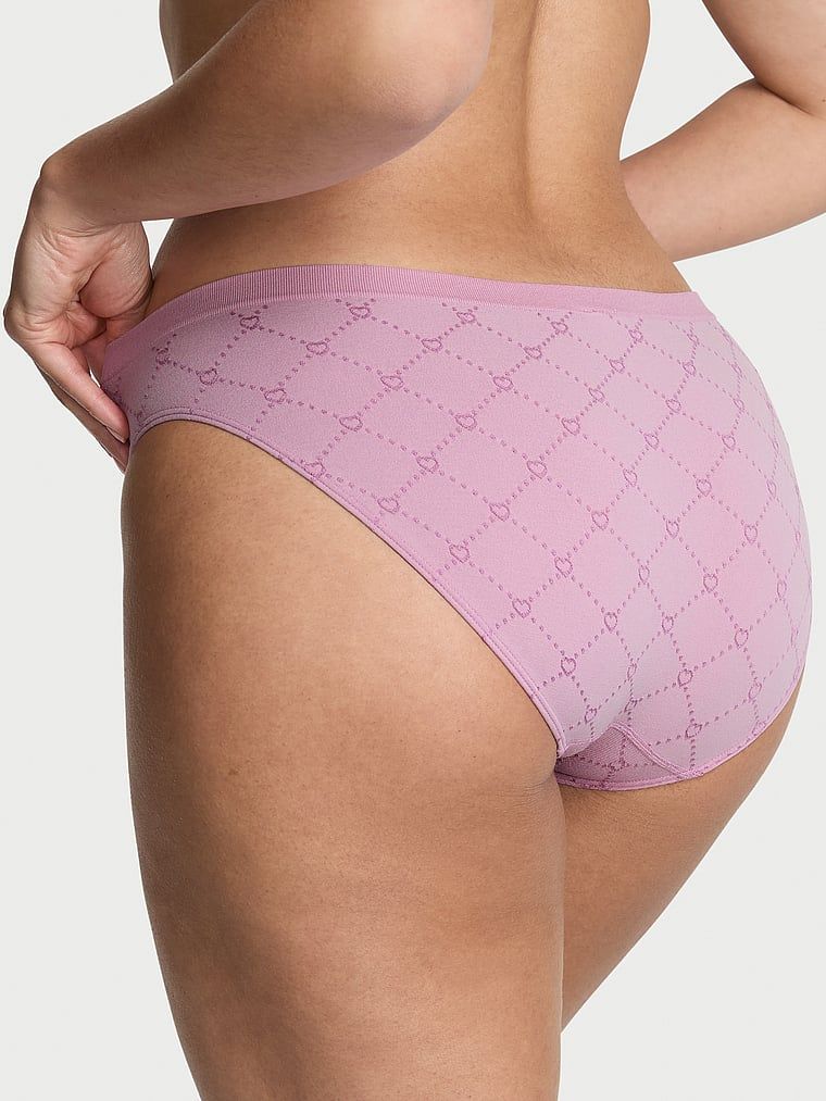 Chiloți de bikini cu inimioare mate cu cusături. Produsul este modelat și provine din colecția Seamless (Seamless Collection).