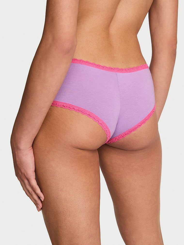 Chiloți de bumbac cu dantelă pe margini, dantelă-talie obraznică. Produsul este de culoare mov și provine din colecția Lace Trim.