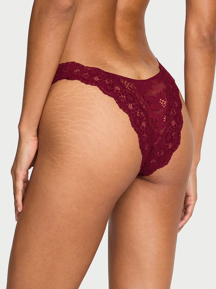 Chiloți brazilieni din dantelă. Produsul este de culoare roșie și provine din colecția Body by Victoria.