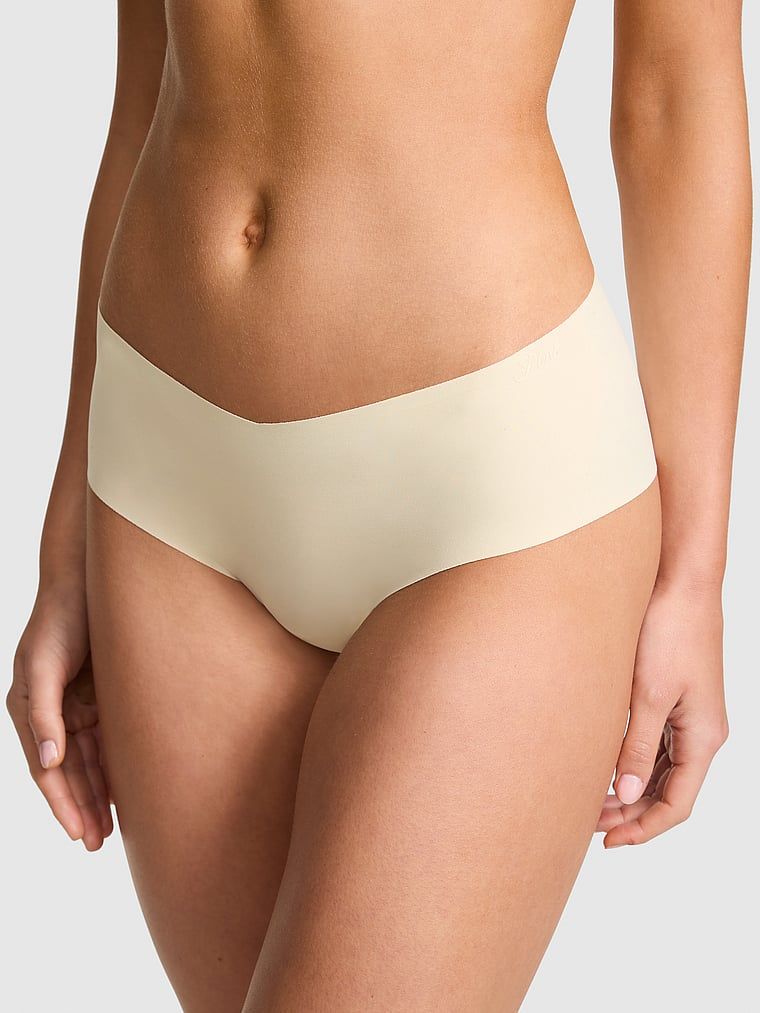 Chiloți cheeky invizibili sub haine