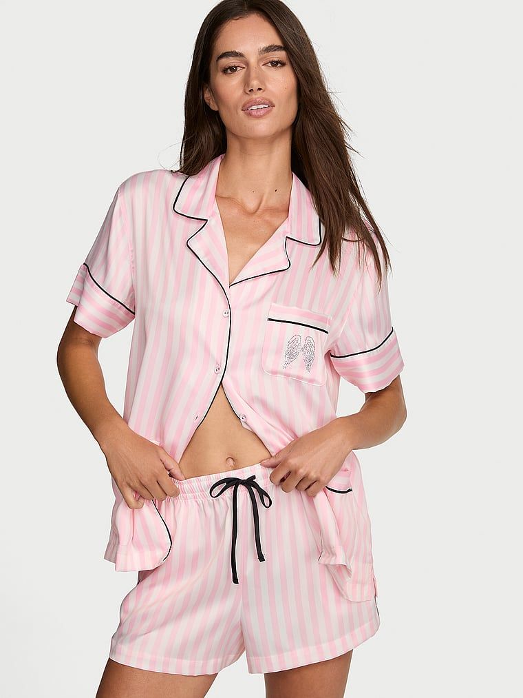 Pijamale scurte din satin Fashion Show 2026. Produsul are o culoare cu model și provine din colecția Victoria's Secret.