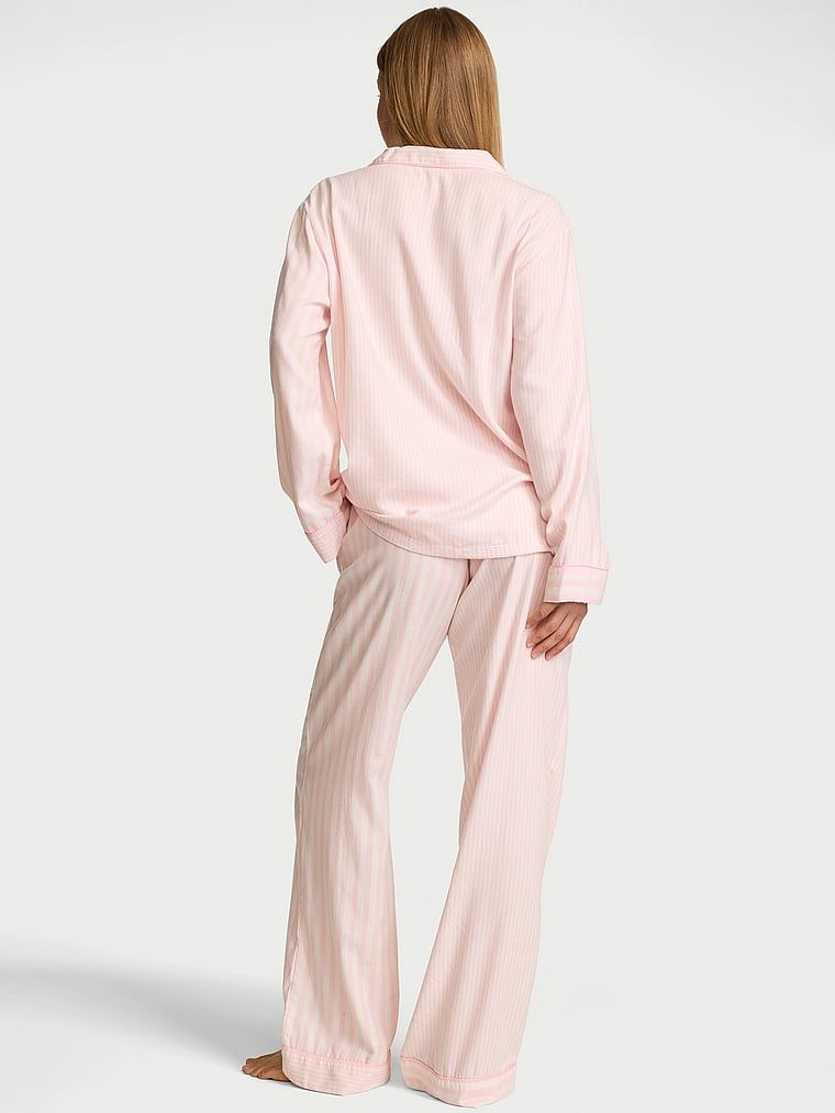 Pijamale din flanel cu pantaloni lungi. Produsul are o culoare cu model și provine din colecția Victoria's Secret.