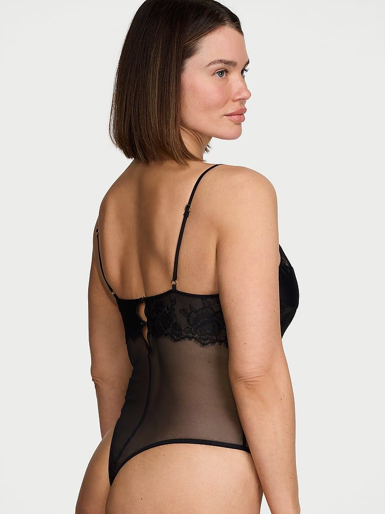 Combinezon din plasă și dantelă Rose Lace & Mesh. Produsul este negru și provine din colecția Very Sexy.
