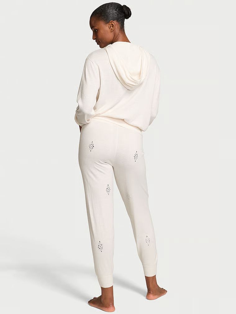 Pantaloni de trening cu cristale Crystal Sparkle. Produsul este de culoare albă și provine din colecția Victoria's Secret.
