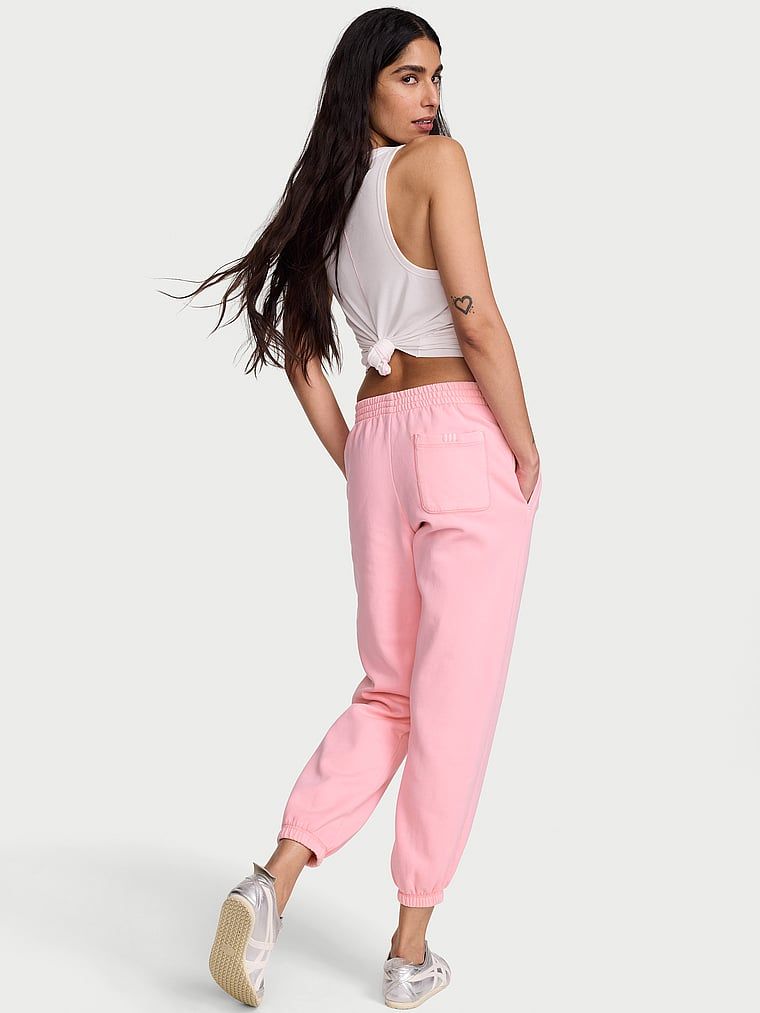 Pantaloni de trening din bumbac în afara serviciului. Produsul este roz și provine din colecția Angel Essentials.