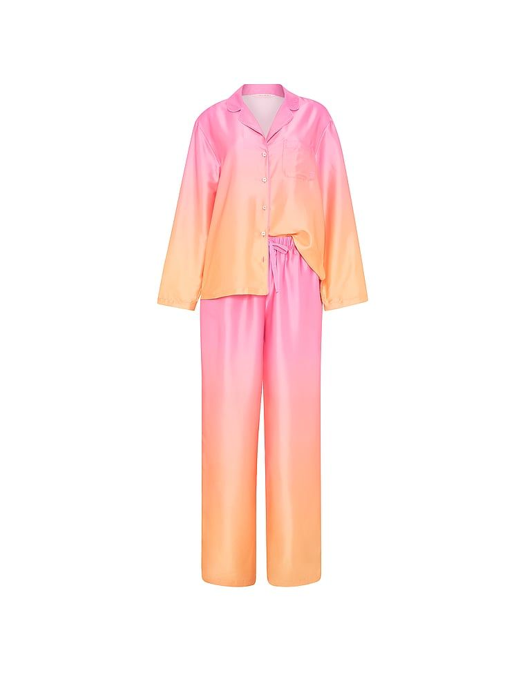 Pijamale din satin semnătură cu mâneci lungi. Produsul este modelat și provine din colecția Victoria's Secret.