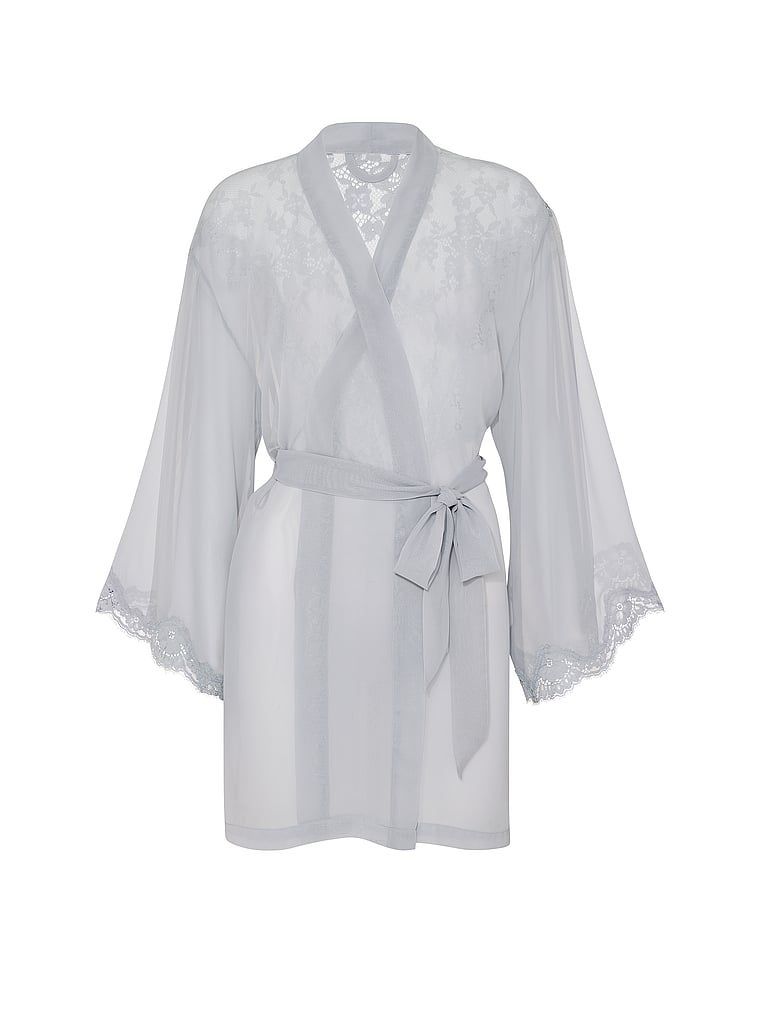 Halatul de baie făcut din șifon și dantelă. Produsul este de culoare gri și provine din colecția Dream Angels.