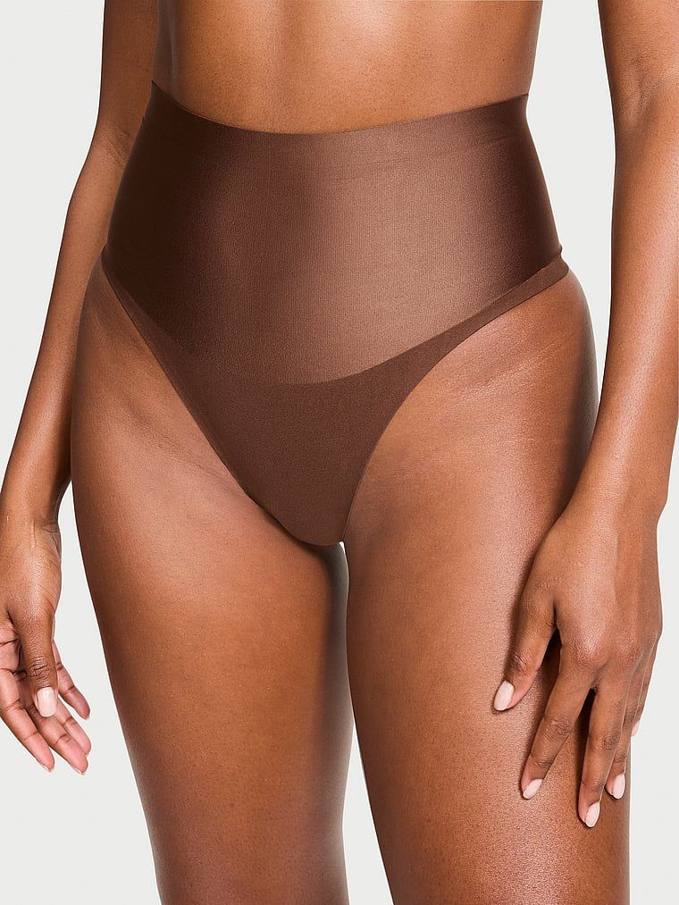 Tanga modelatoare cu talie înaltă Smoothing Shimmer. Produsul este maro și provine din colecția Body by Victoria.