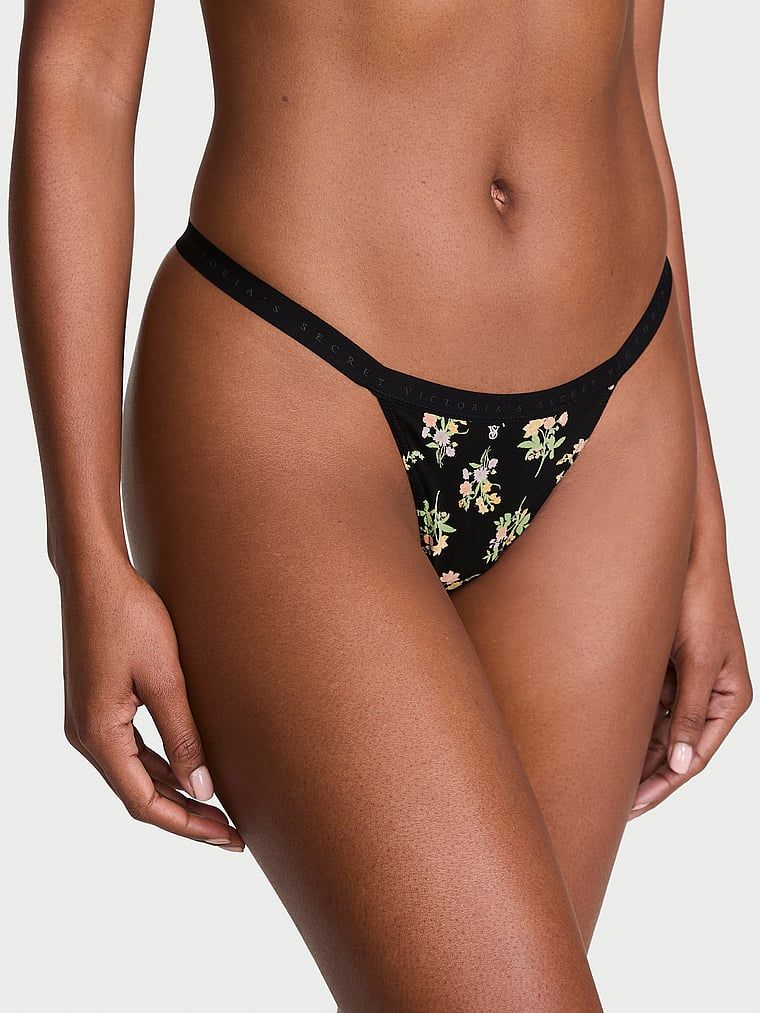 Tanga de bumbac elastic. Produsul are un model floral și provine din colecția Victoria's Secret.