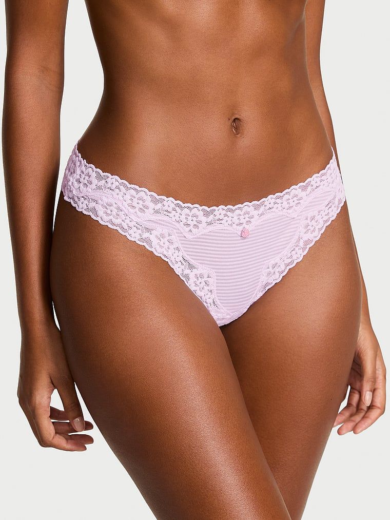 Tanga din bumbac cu dungi cu dantelă pe margini. Produsul este de culoare violet și provine din colecția Lace Trim.
