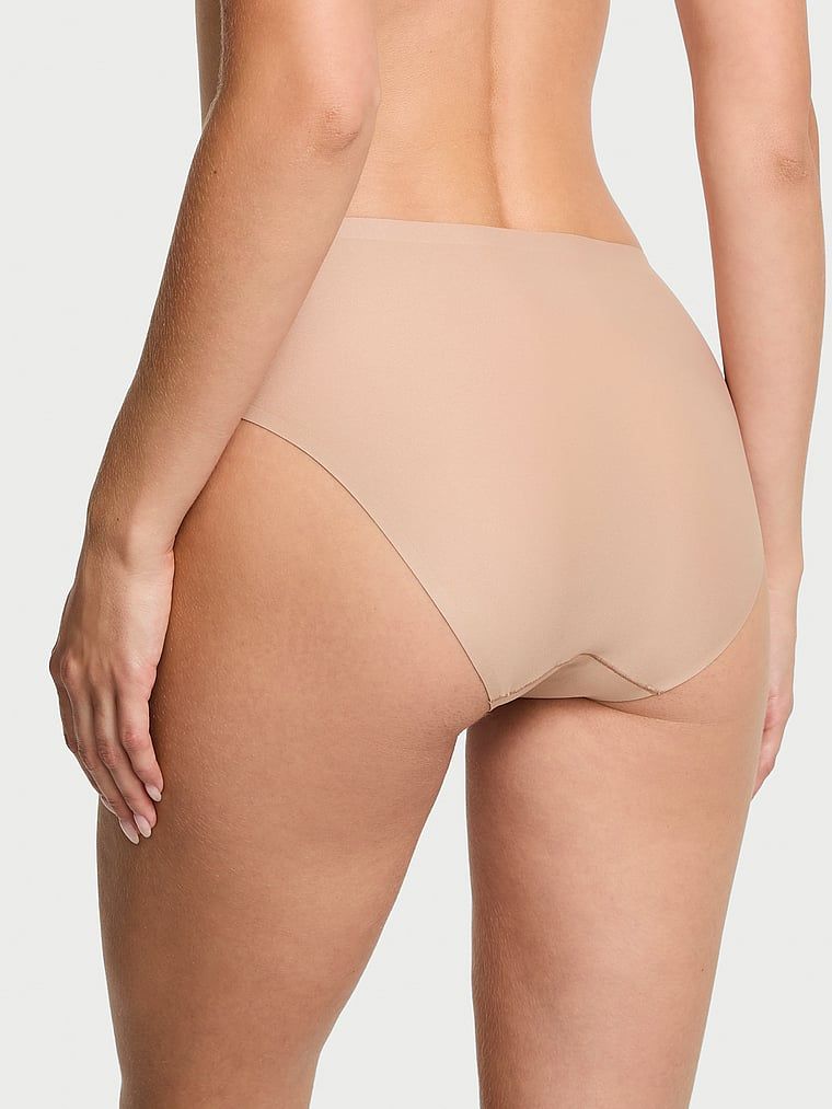 Chiloți bikini flexibili din microfibră. Produsul este bej și provine din colecția Body by Victoria.
