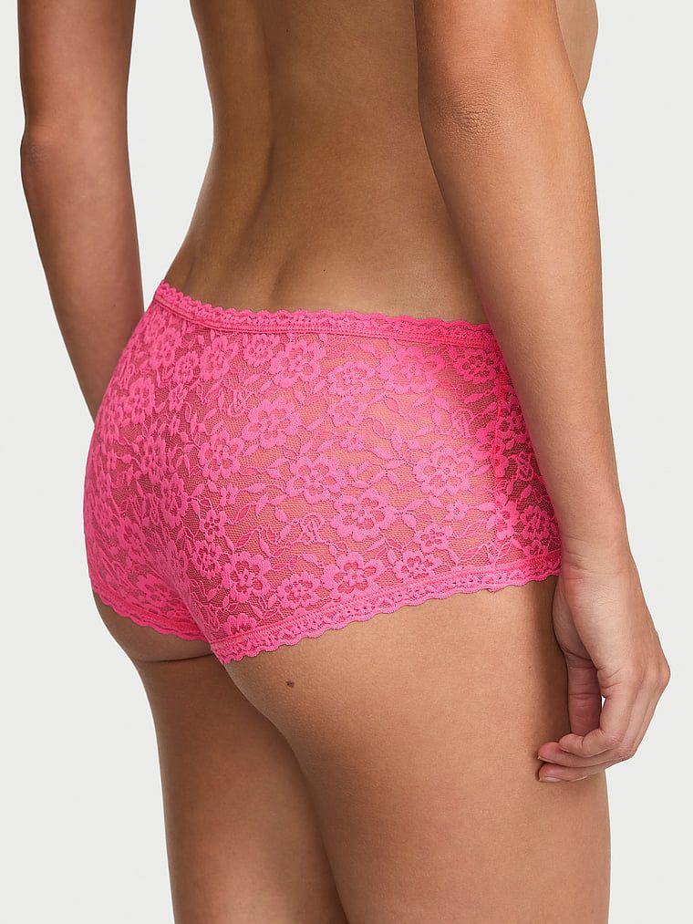 Pantaloni scurți din dantelă, pantaloni scurți cu talie joasă Boyshort. Produsul este roz și provine din colecția Lacie.
