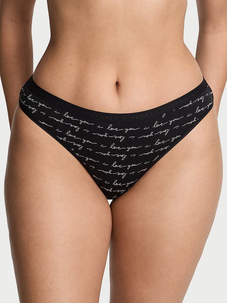 Chiloți de bumbac Bikini. Produsul este modelat și provine din colecția Victoria's Secret.