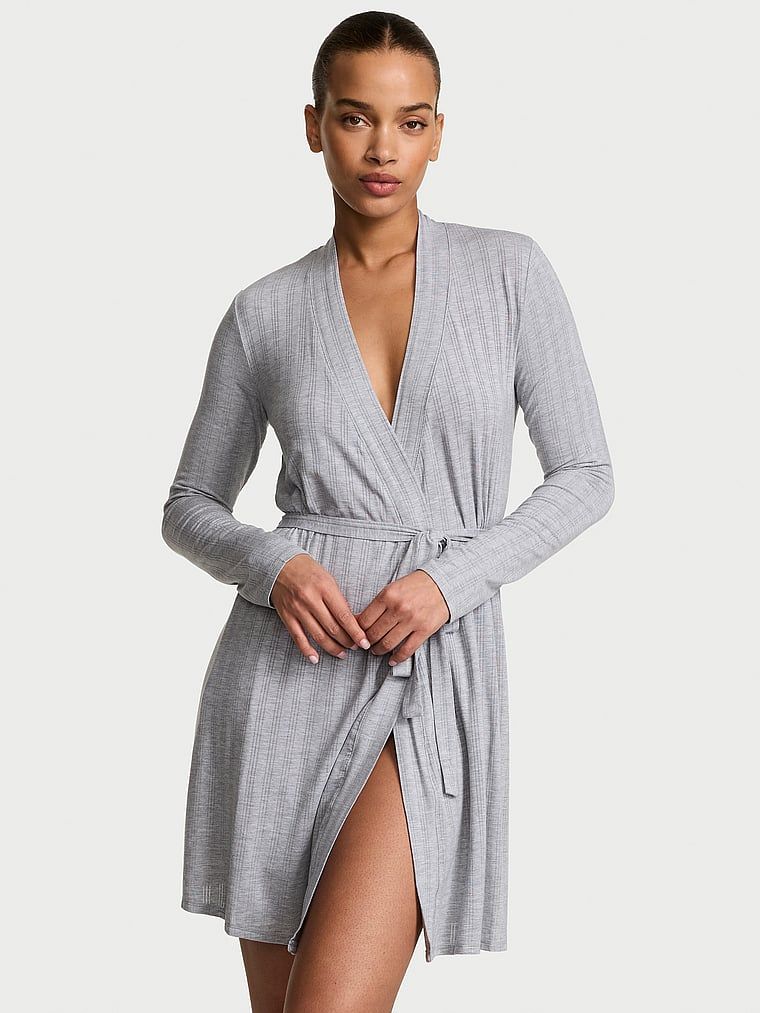 Halatul de baie în modal SoSoft Ultra-Fine. Produsul este de culoare gri și provine din colecția Victoria's Secret.