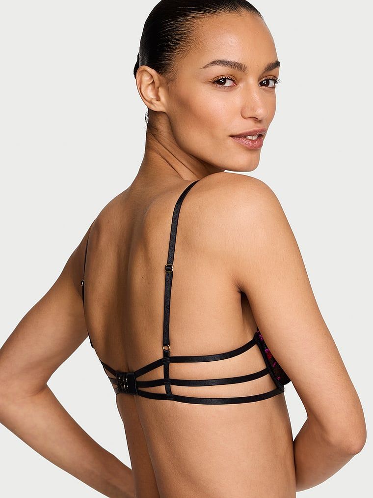 Sutien cu cupe deschise Cherry Pop. Produsul este modelat și provine din colecția Very Sexy.